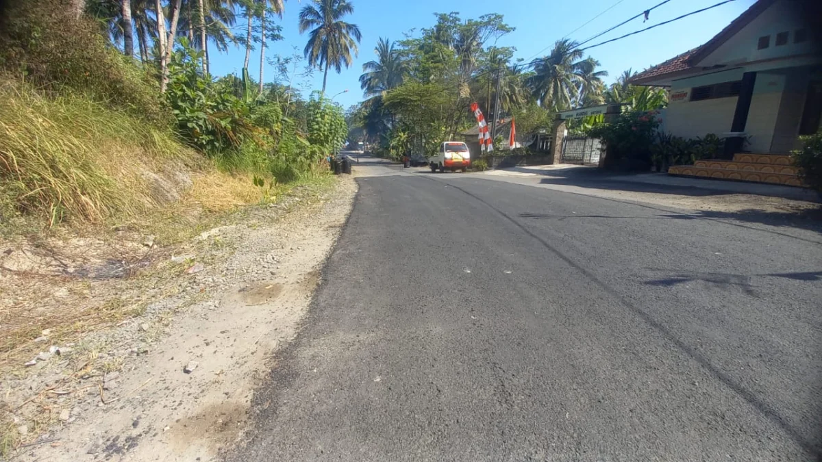 kerusakan yang diakibatkan oleh beban berat truk pengangkut batuan boulder.