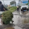 MEMPRIHATINKAN: Sejumlah pengendara saat melintas dijalanan yang rusak di Desa Raharja di Kecamatan Tanjungsar