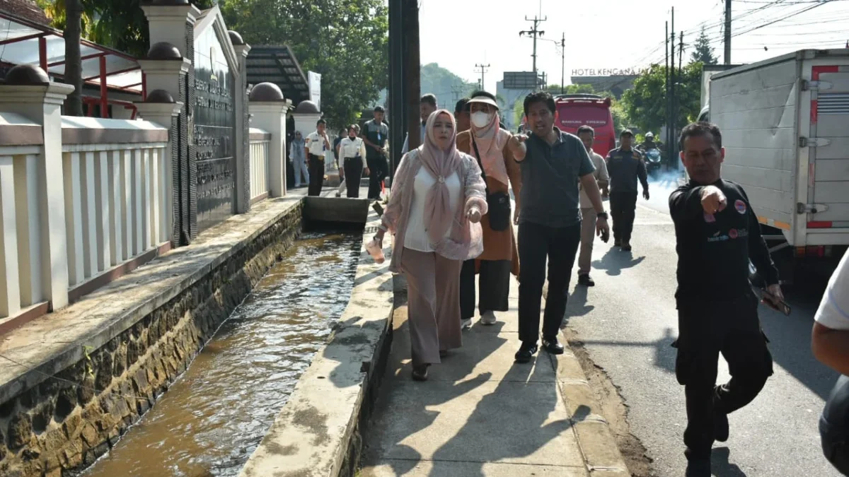 Saluran Air Depan Dinas  Pertanian Sumedang Dikeruk