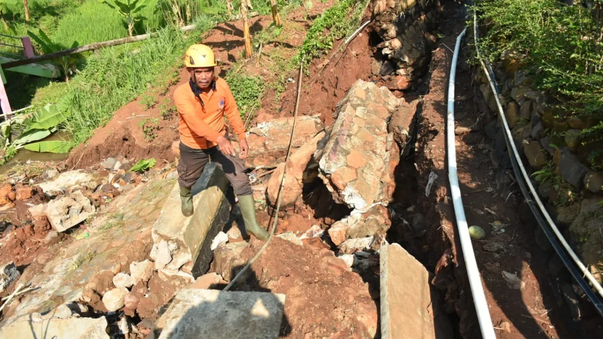 Saluran Irigasi Burujul yang Longsor Akan Dipasang Pipa Air