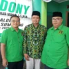 YAKIN: Ketua DPW PPP Jabar Pepep Saepul Hidayat bersama Ketua DPC PPP Kabupaten Sumedang berfoto bersama seusa