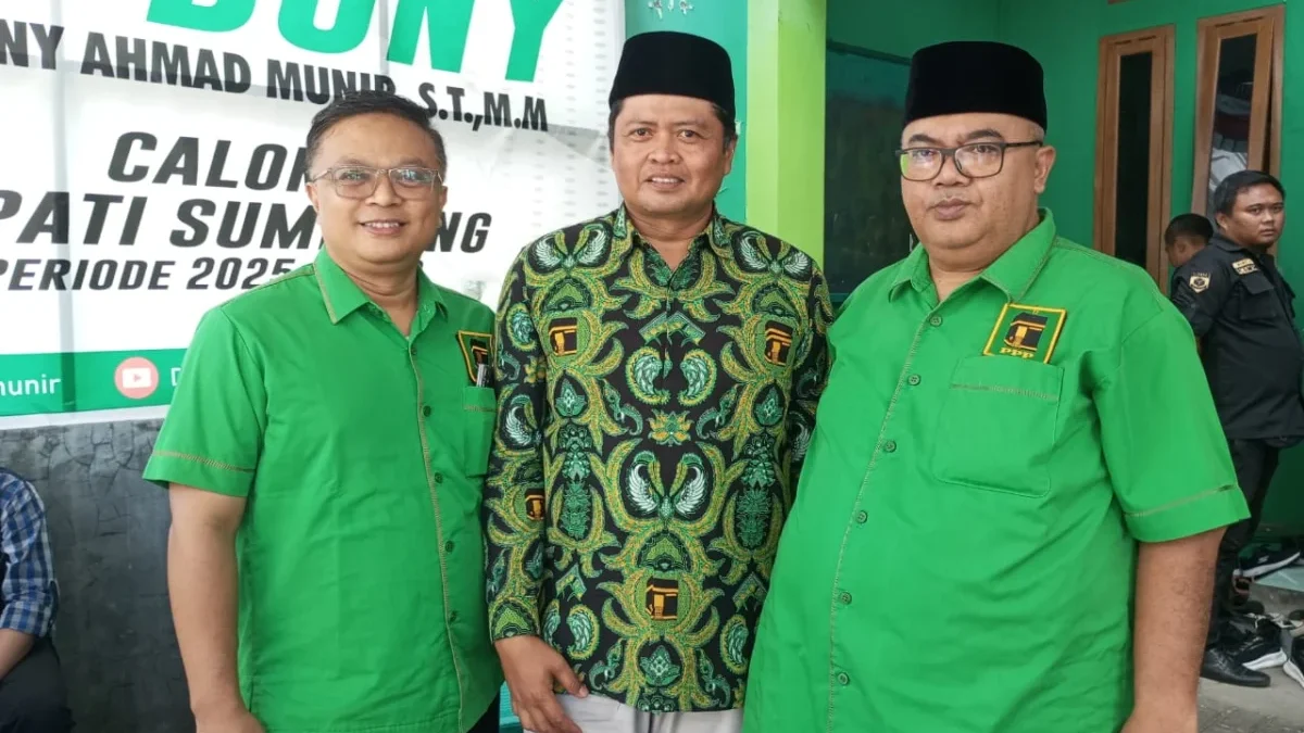 YAKIN: Ketua DPW PPP Jabar Pepep Saepul Hidayat bersama Ketua DPC PPP Kabupaten Sumedang berfoto bersama seusa