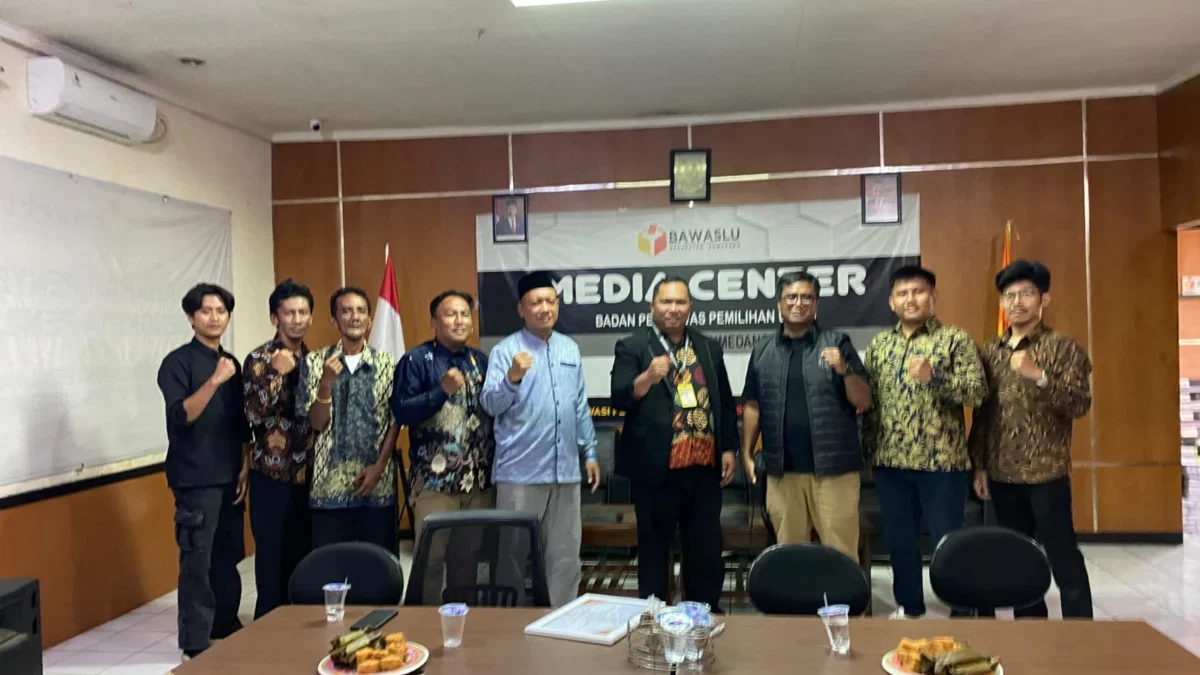 FOTO BERSAMA: Koordinator Lembaga Studi Visi Nusantara (LS-Vinus) mendatangi Kantor Bawaslu Kabupaten Sumedang