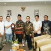 BERIKAN CINDERAMATA: Komisioner KPU Sumedang berdiskusi hangat dengan LS Vinus, serta memberikan cinderamata b