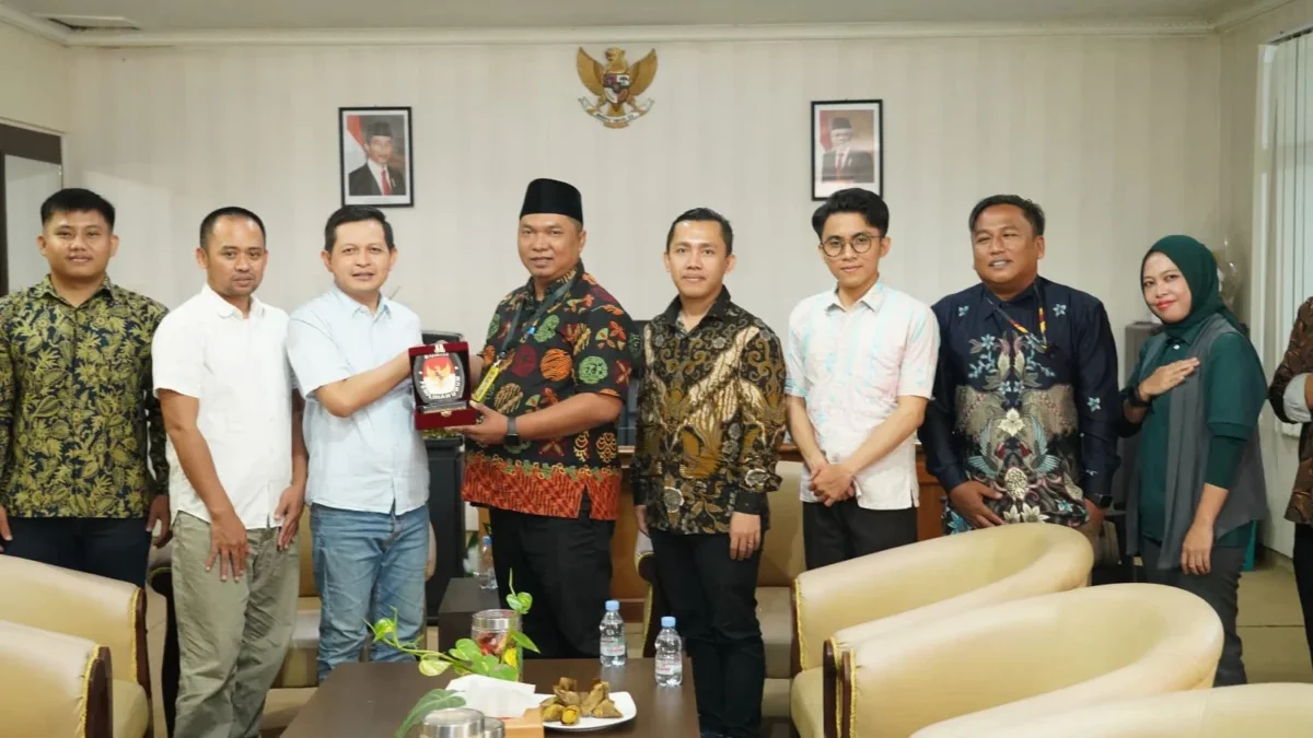 BERIKAN CINDERAMATA: Komisioner KPU Sumedang berdiskusi hangat dengan LS Vinus, serta memberikan cinderamata b