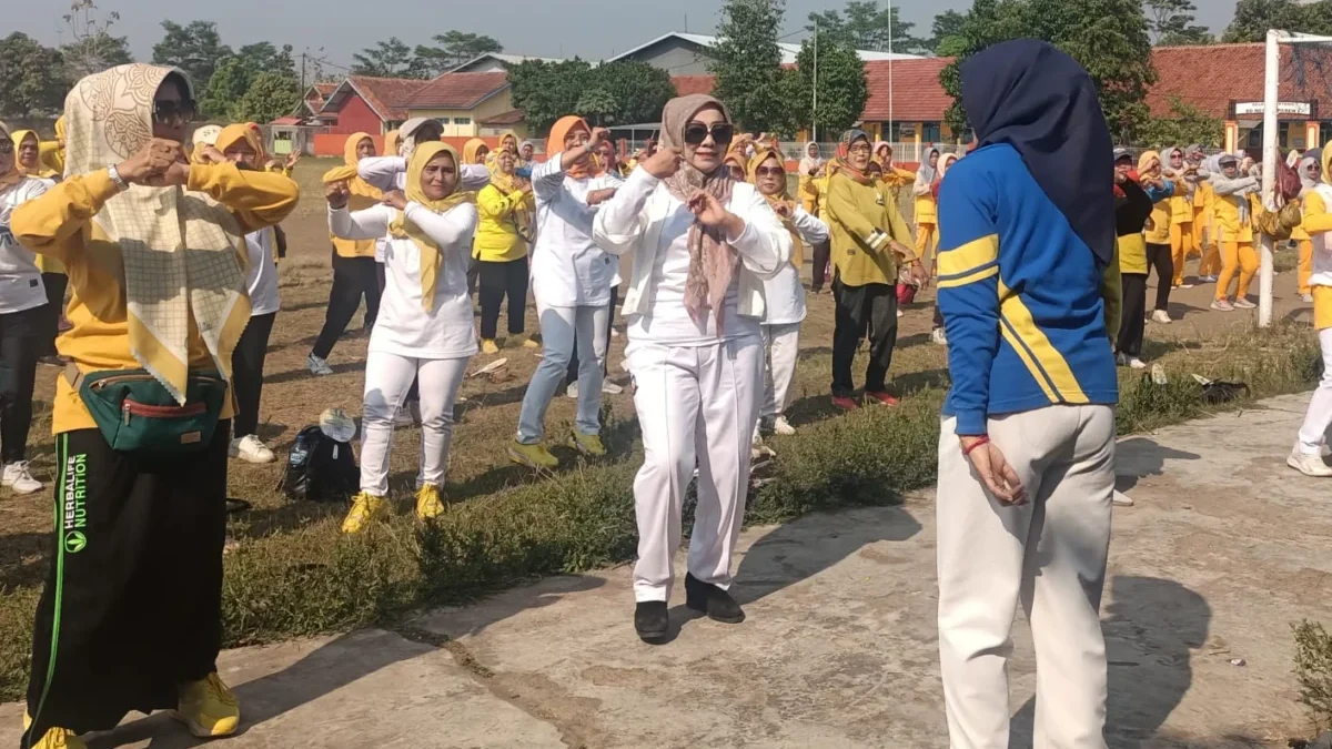 SOROTI: Bakal Calon Bupati Sumedang yang diusung Partai Golkar Erni Sumarni saat mengikuti senam massal di Lap