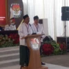 SAMBUTAN: Calon Bupati Sumedang Nomor Urut 4 Hendrik Kurniawan didampingi Luky Johari Soemawilaga memberikan s