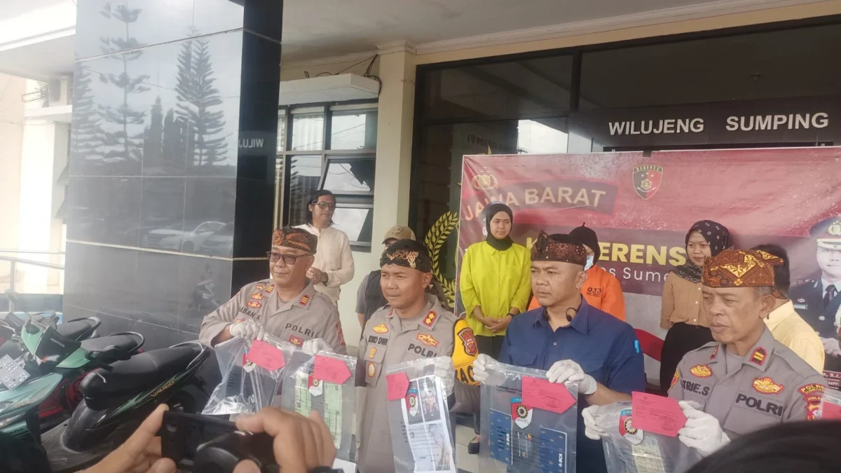 BERIKAN KETERANGAN: Kapolres Sumedang AKBP Joko Dwi Harsono bersama jajarannya saat press rilis pengungkapan k