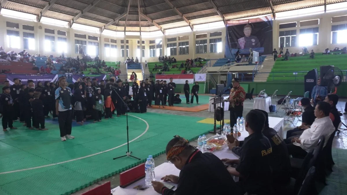 KOMPETISI: Ratusan atlet silat dari berbagai daerah mengikuti Kejuaraan Pencak Silat di Gor Tadjimalela, baru-