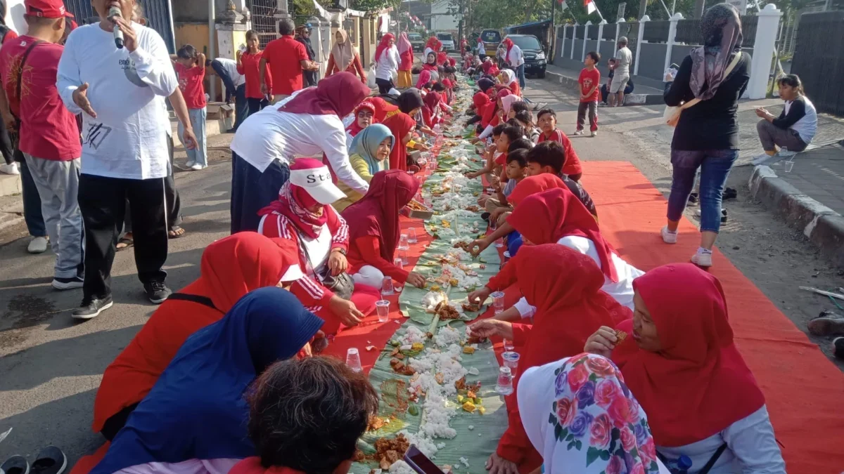 MERIAH: Sejumlah warga kelurahan Situ saat mengikuti kegiatan botram di Lingkungan Karapyak, Minggu (1/9).