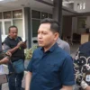 BERIKAN HASIL: Ketua KPU Sumedang Ogi Ahmad Fauzi saat diwawancara sejumlah wartawan, baru-baru ini.