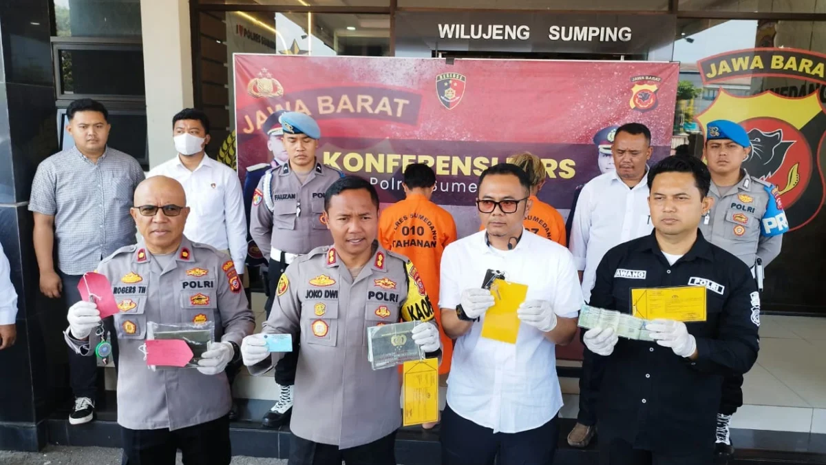 Barang bukti hasil kejahatan diperlihatkan petugas Polres Sumedang dalam rilis di Mako Polres. Selasa 3/9/2024