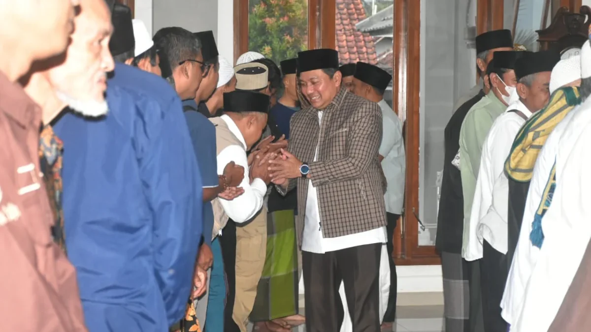 Sebelum Ngantor di Desa, Pj Bupati Ajak Warga Buahdua Shalat Subuh Berjamaah