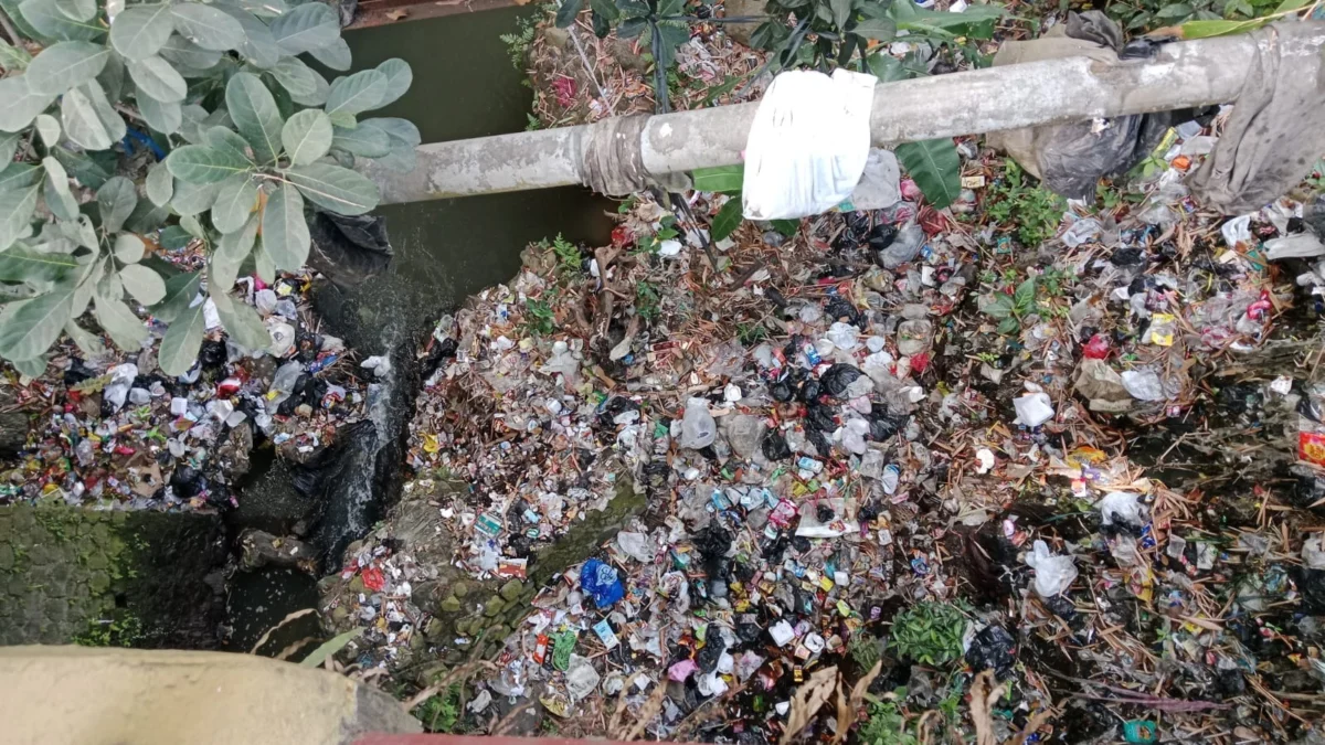 PRIHATIN: Tumpukan sampah di sungai Dusun Cimuja Kecamatan Cimalaka yang kian mengkhawatirkan.