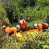 EVAKUASI: Anggota BPBD Sumedang saat melakukan evakuasi mayat di perkebunan teh Margawindu Desa Citengah, Rabu