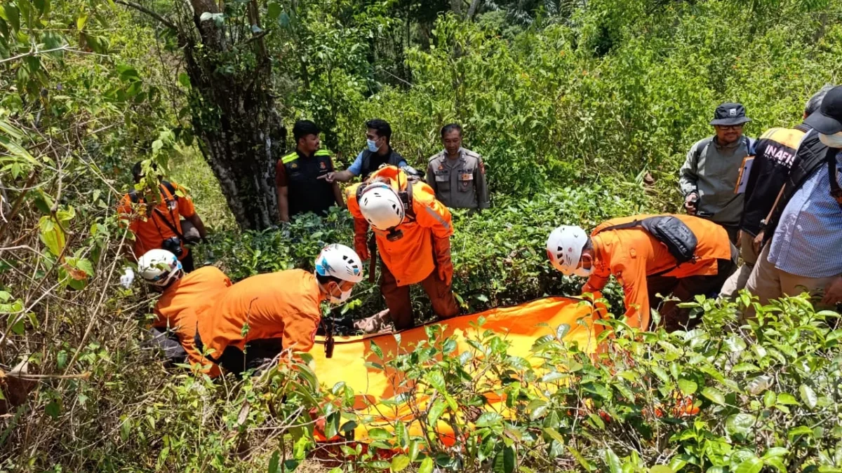 EVAKUASI: Anggota BPBD Sumedang saat melakukan evakuasi mayat di perkebunan teh Margawindu Desa Citengah, Rabu