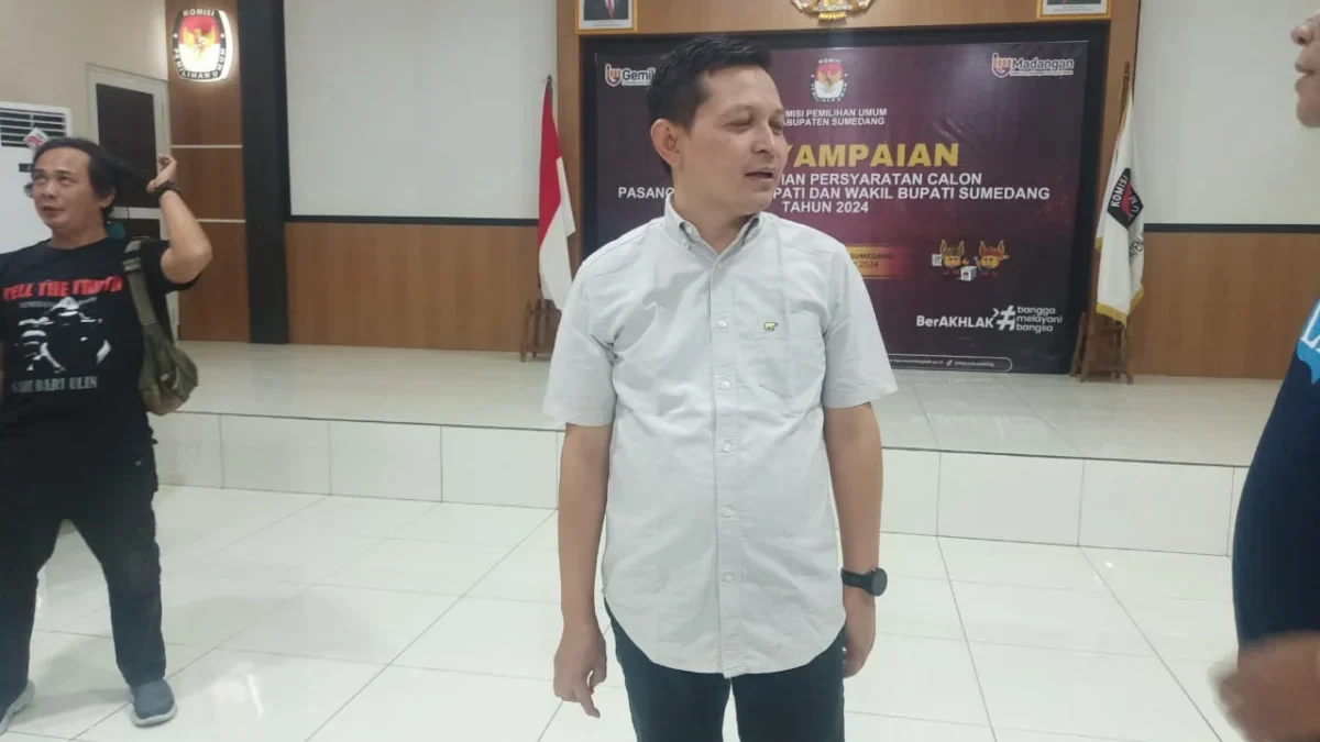 PERBAIKAN: Ketua KPU Sumedang Ogi Ahmad Fauzi saat berbincang dengan awak media di kantornya, Kamis (5/9).