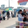 RAMAI: Sejumlah warga saat membeli makanan di Pasar Kaget Kawasan Tol Bojong, Desa Jatimulya, baru-baru ini.