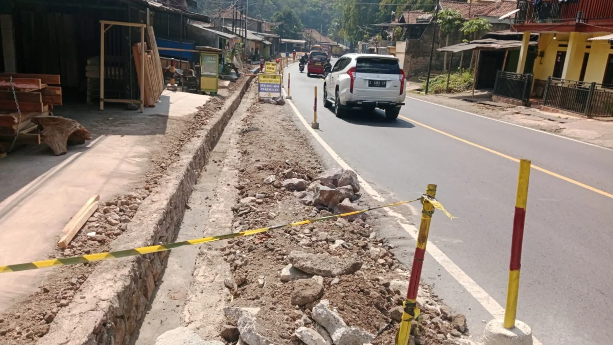 PEMBANGUNAN: Perbaikan saluran air di ruas jalan Pasanggrahan Baru Kecamatan Sumedang Selatan.