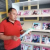 PAPARKAN: Kepala Dinas Arsip dan Perpustakaan Kabupaten Sumedang, Hari Tri Santosa saat memaparkan program per