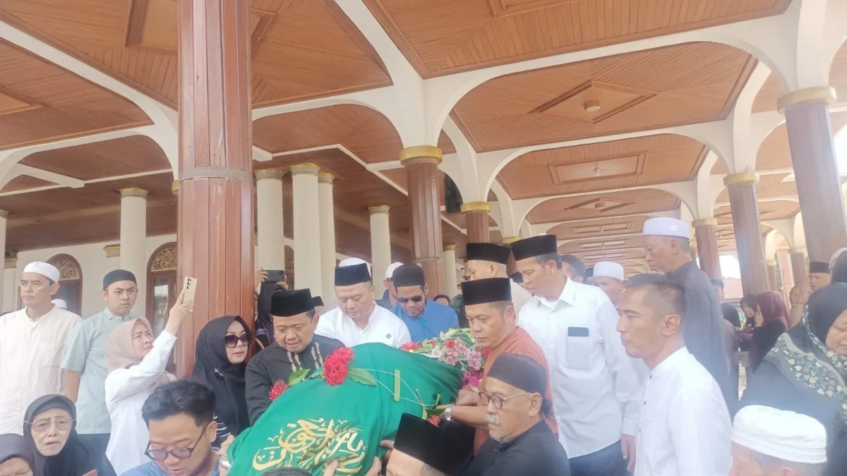 DIANTAR: Jenazah ayahanda Bupati Sumedang periode 2018-2023 Dony Ahmad Munir, KH Moch Subki Ma\'mun seusai dish