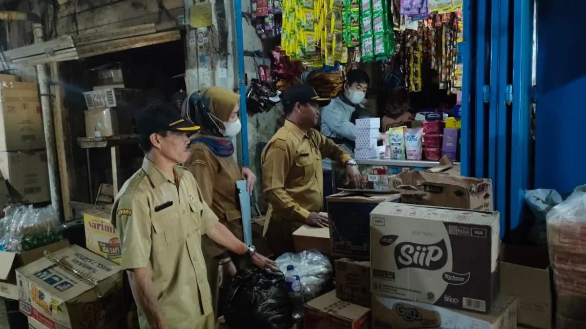 PANTAU: Kepala UPT Pasar Tanjungsari M. Nasir saat memantau perkembangan teknologi di pasar tradisional Tanjun
