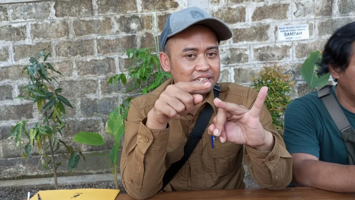 PAPARKAN: Divisi Teknis Penyelenggaraan Pemilu KPU Sumedang Iyan Sopian saat memaparkan mengenai berkas perbai