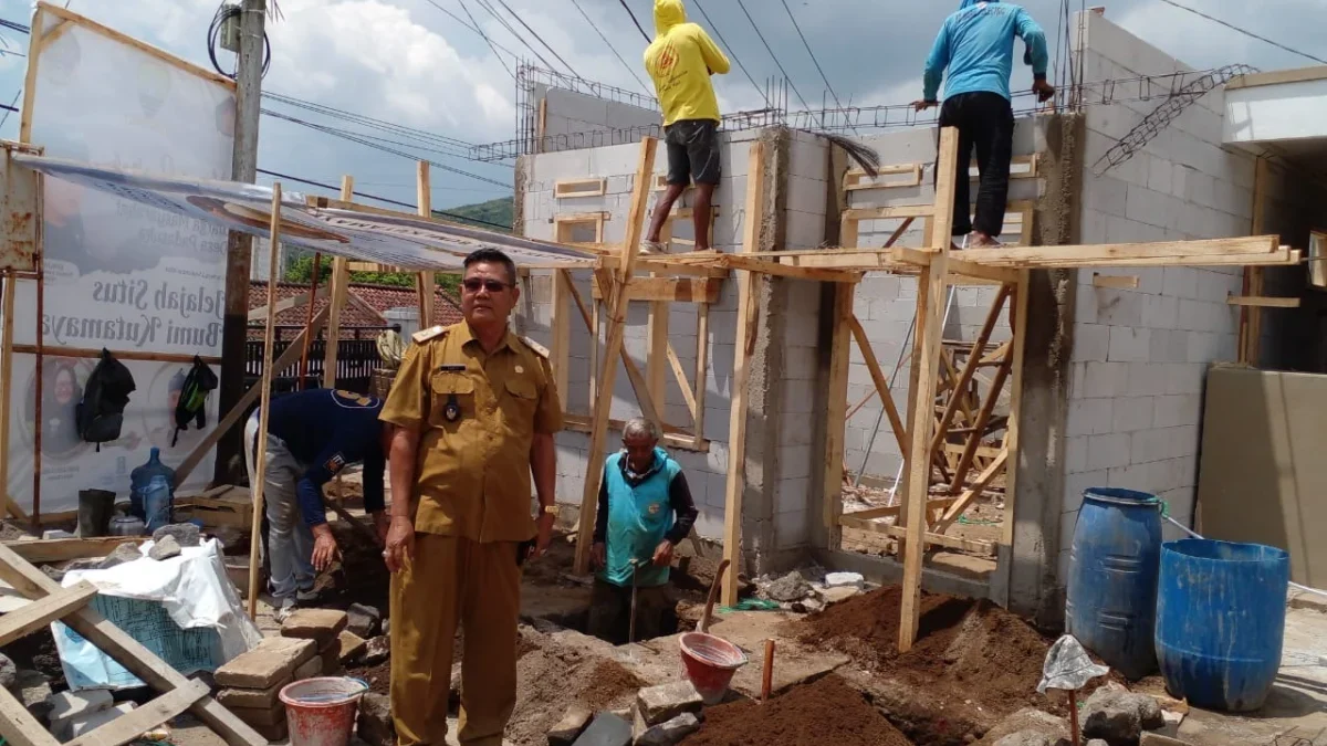 MEMBANGUN: Kepala Desa Padasuka, Gamis saat monitoring pelaksanaan pembangunan Posyandu Sawi 1 di RW 04 Desa P