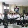 BERI MATERI: Dandim Letkol Kav. Christian Gordon Rambu menjadi narasumber di Akademi Metrologi dan Instrumenta