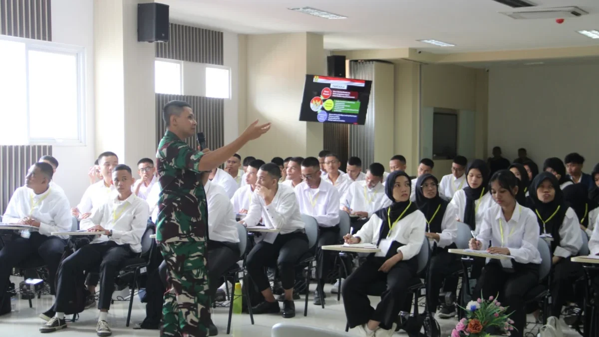 Dandim 0610/Sumedang Beri Materi Wawasan Kebangsaan di Kampus Akmet BERI MATERI: Dandim Letkol Kav. Christian Gordon Rambu menjadi narasumber di Akademi Metrologi dan Instrumenta
