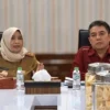 SELENGGARAKAN: Sekretaris Daerah Tuti Ruswati saat rapat di ruang kerjanya, baru-baru ini.