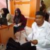 PAPARKAN: Sekretaris Desa Cikole, Ajid (kanan) saat memberikan keterangan pencapaian target PBB di desanya kep