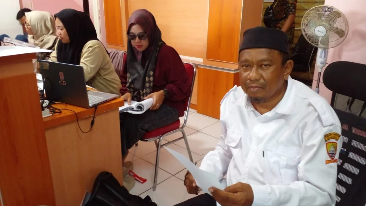 PAPARKAN: Sekretaris Desa Cikole, Ajid (kanan) saat memberikan keterangan pencapaian target PBB di desanya kep