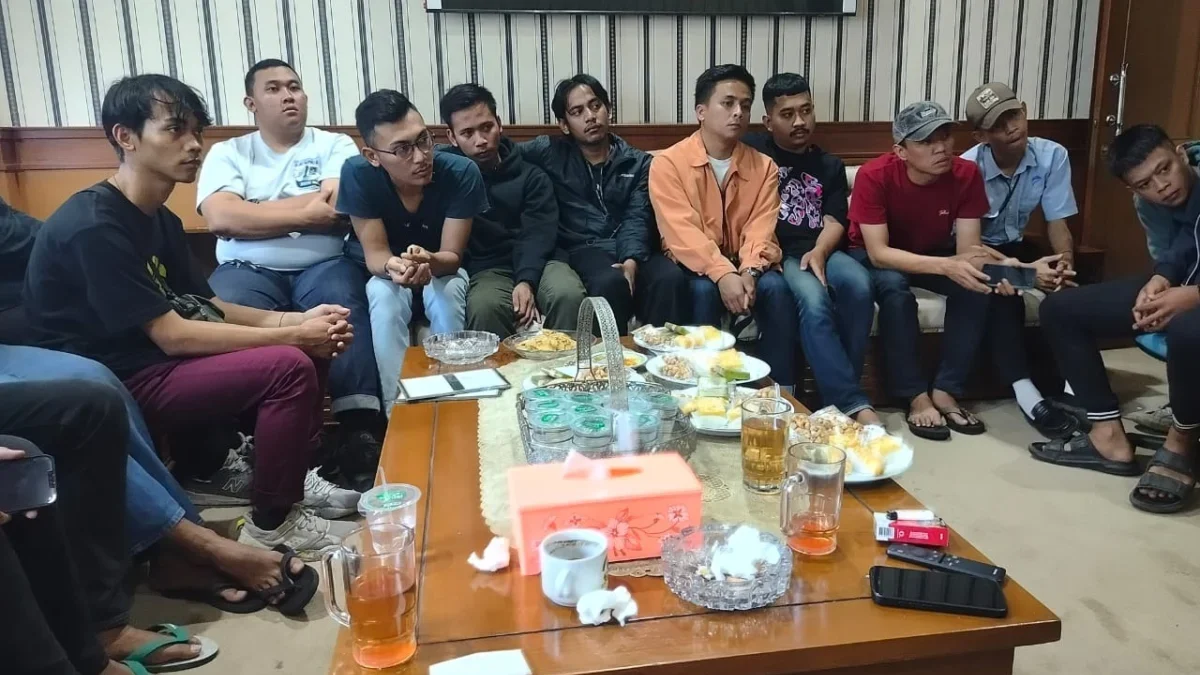 MENGADU: Puluhan karyawan PT Citra Karya Jabar Tol (CKJT), perusahaan yang mengelola Tol Cileunyi-Sumedang-Daw