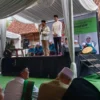 GELAR: Calon Bupati (Cabup) Sumedang H. Dony Ahmad Munir bersama Cawabup Fajar Aldila memberikan sambutan dala