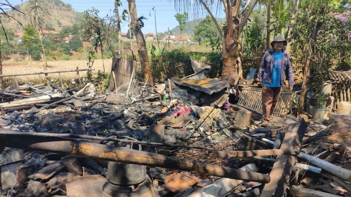 HABIS: Rumah panggung milik seorang lansia Amen (81) di Kecamatan Cimanggung ludes terbakar, Selasa (17/9) din