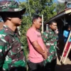 GOTONG ROYONG: Sejumlah anggota TNI turut membantu membedah rumah warga di Kecamatan Cimanggung, baru-baru ini