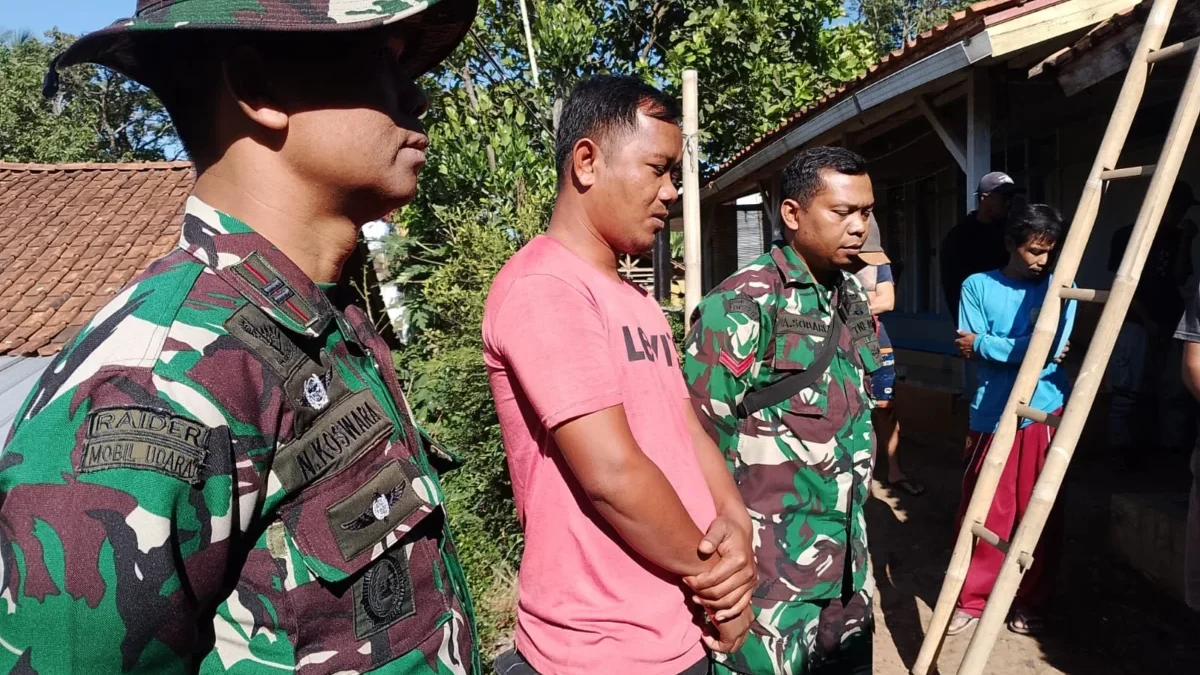 GOTONG ROYONG: Sejumlah anggota TNI turut membantu membedah rumah warga di Kecamatan Cimanggung, baru-baru ini