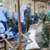 BERSAMA: TNI bersama siswa saat melakukan pembersihan di Pasar Sandang Kabupaen Sumedang, Rabu (18/9).