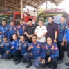 LEMAH: Ketua DPRD Sumedang Sidik Jafar (tengah) foto bersama Kasatpol PP Syarif Badar dan sejumlah personel Pe