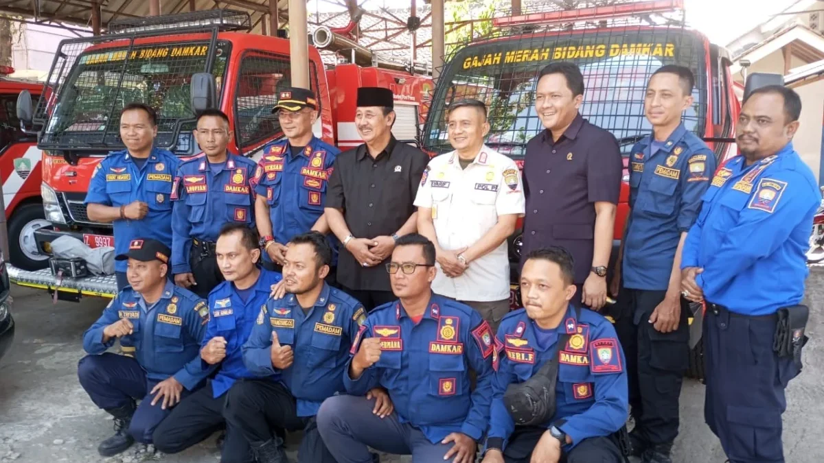 LEMAH: Ketua DPRD Sumedang Sidik Jafar (tengah) foto bersama Kasatpol PP Syarif Badar dan sejumlah personel Pe