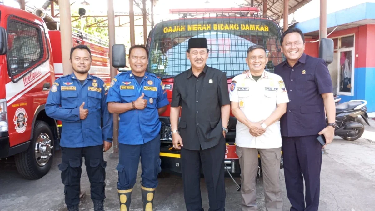 MENGECEK: Ketua DPRD Sumedang Sidik Jafar saat melakukan sidak ke kantor Pemadam Kebakaran, baru-baru ini.