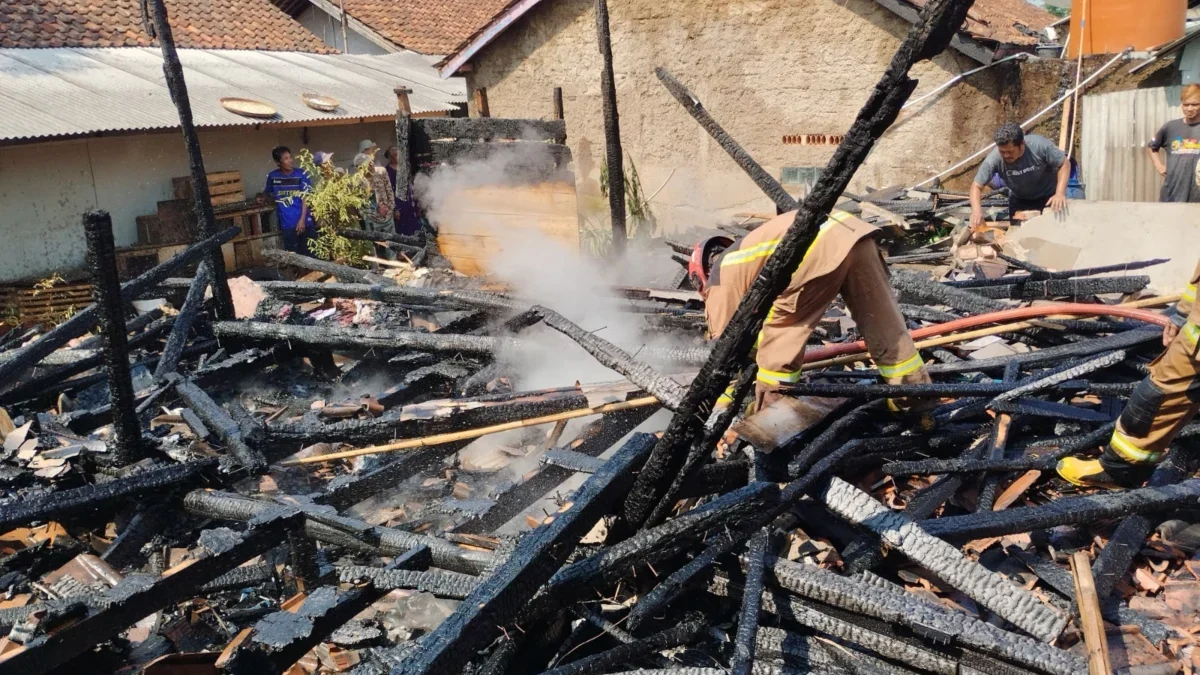 BERJIBAKU: Petugas Damkar saat memadamkan kebakaran di Kecamatan Pamulihan, baru-baru ini.