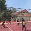 BERTANDING: Turnamen Bola Voli Antar Desa se-Kecamatan Cimanggung bertajuk Kapolsek Cup, baru-baru ini.