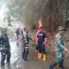 GOTONG ROYONG: Sejumlah personil TNI saat memberihkan aliran sungai Cimande, Selasa (24/9).