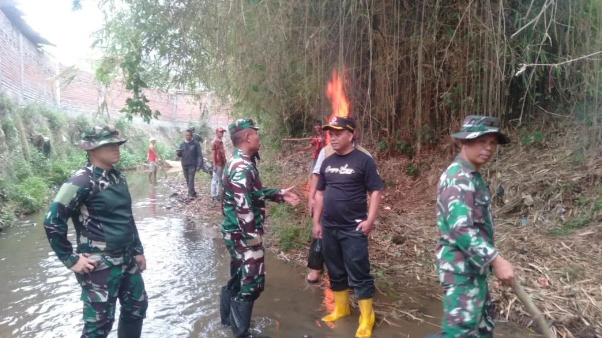 GOTONG ROYONG: Sejumlah personil TNI saat memberihkan aliran sungai Cimande, Selasa (24/9).