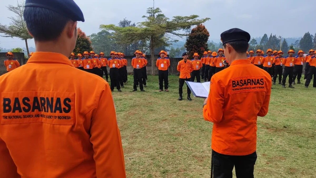 DILATIH: Sejumlah anggota SAR Bandung saat mengikuti Pelatihan Potensi SAR dengan fokus khusus pada teknik per