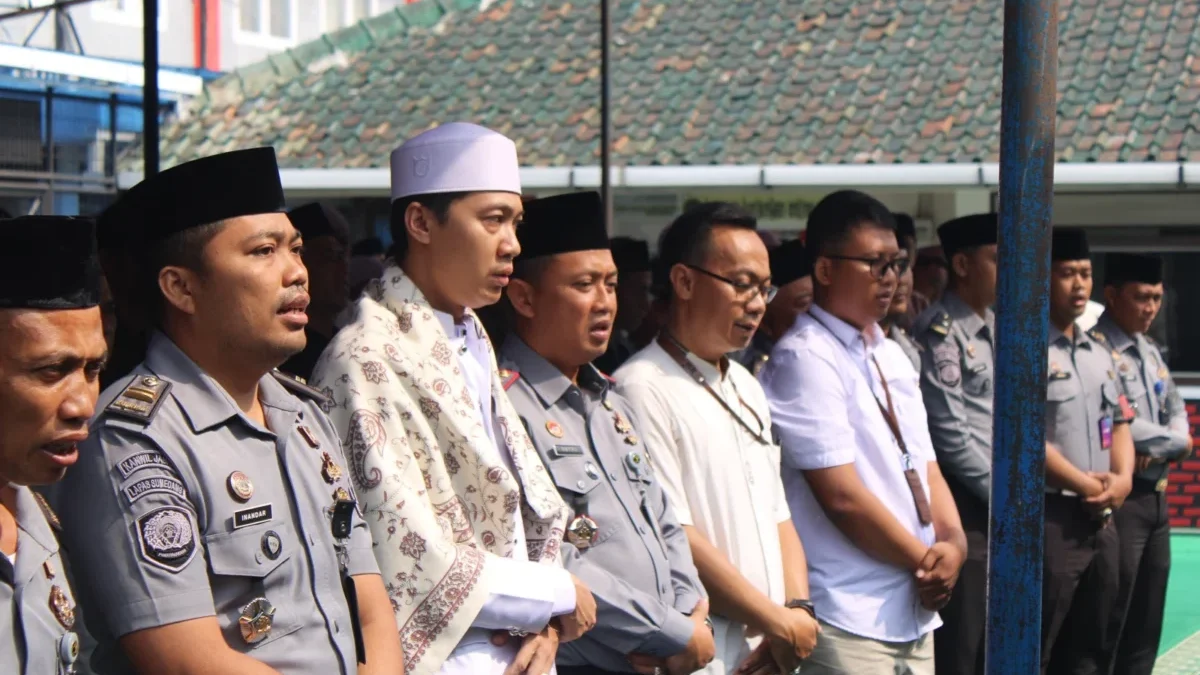 BERSAMA: Sejumlah pegawai Lapas saat mengikuti peringatan Maulid Nabi Muhammad SAW 1446 H, Selasa (24/9).