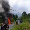 LUDES: Motor yang membawa bensin terbakar di jalan Raya Conggeang Buahdua Kecamatan Conggeang, Rabu (25/9).