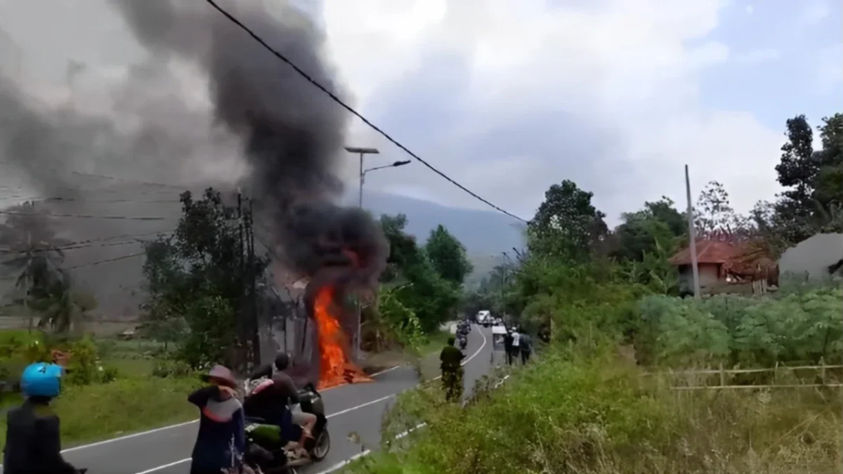 LUDES: Motor yang membawa bensin terbakar di jalan Raya Conggeang Buahdua Kecamatan Conggeang, Rabu (25/9).